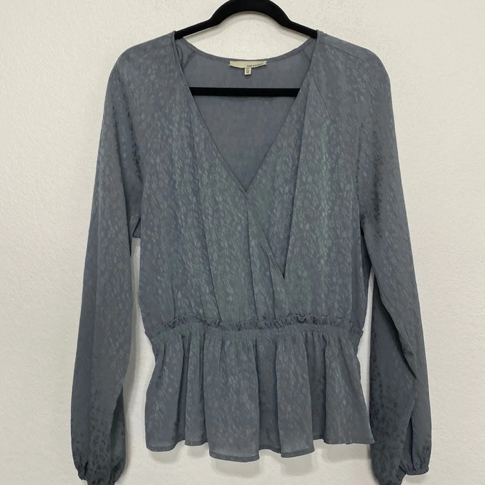 June & Hudson Floral Tone On Tone Gray Peplum Top Size XL